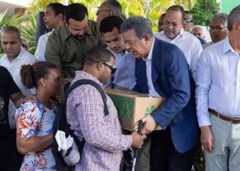 Leonel Fernández entrega sus tradicionales cajas navideñas