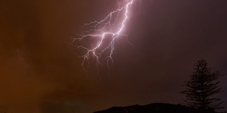 Rayo impacta carpa policial en Navidad y deja a dos agentes con quemaduras en ruta a San Lucía Cotzumalguapa