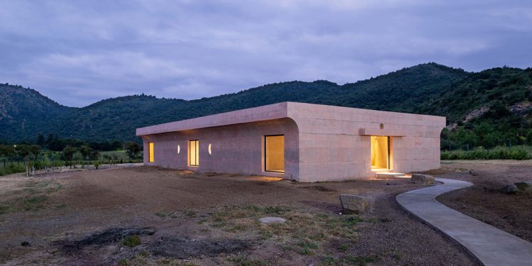 La casa LIMA de pezo von ellrichshausen rodea la piscina del patio