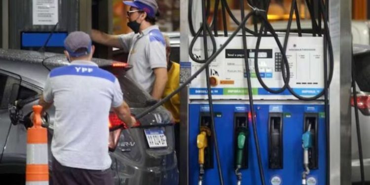 La venta de combustible cayó fuerte en noviembre por las subas de los precios