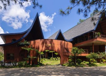 Picos montañosos dan forma al dosel del bistro vietnamita por un nam