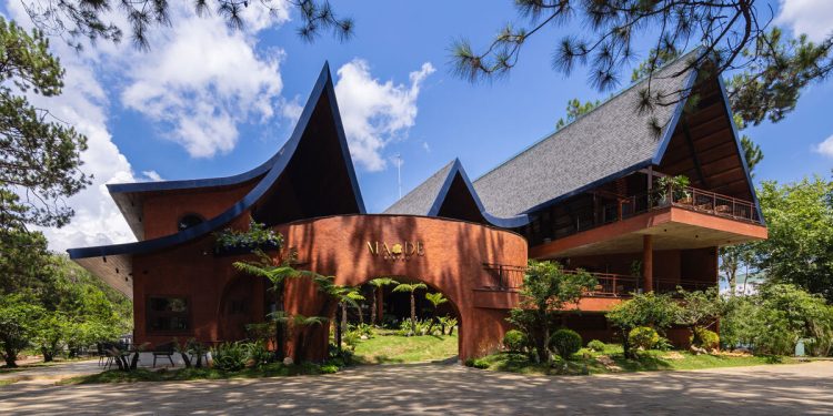 Picos montañosos dan forma al dosel del bistro vietnamita por un nam