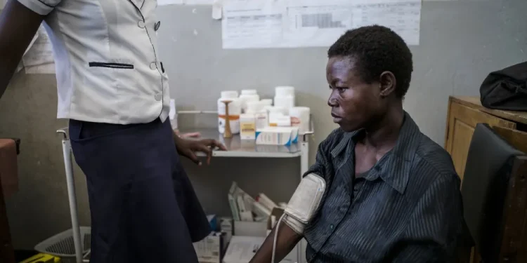 El PEPFAR de la administración Trump recorta objetivos amenazantes relacionados con el VIH/SIDA