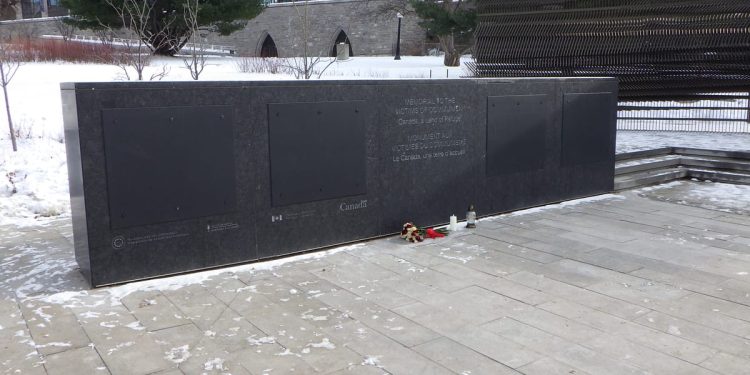 Monumento a las “víctimas del comunismo” alterado por supuestos vínculos nazis
