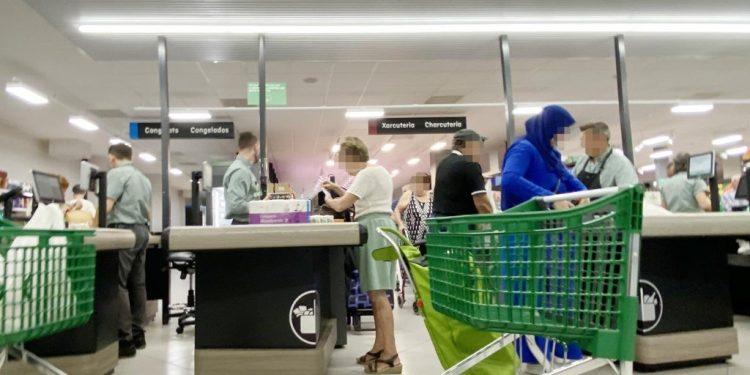 hora a la que cierra por Nochevieja