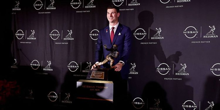 El mariscal de campo de Indiana Fernando Mendoza gana el Trofeo Heisman: actualizaciones y análisis en vivo