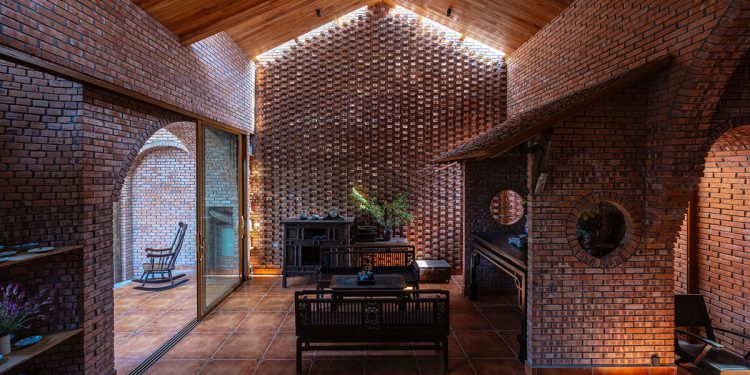 Ladrillos texturales dan forma a la casa de Trung Tran Studio en Vietnam rural