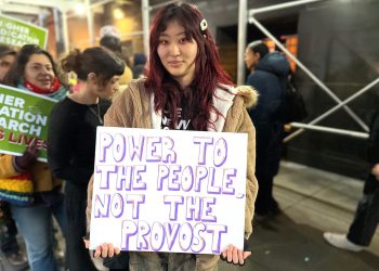 Cientos de personas se manifiestan contra grandes recortes en la nueva escuela