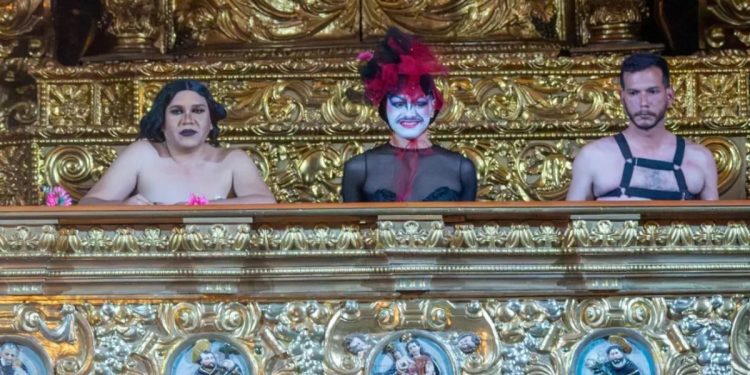 Tras escándalo por obra 'drag', el alcalde Pabel Muñoz ofrece disculpas públicas en Quito