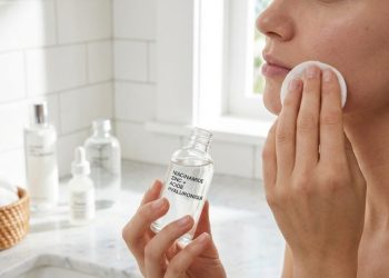 Piel con brillos y poros dilatados: esta loción para el rostro Aroma Zone a menos de 7 € para cambiar bien todo