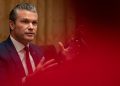 Los demócratas denuncian la hipocresía de Hegseth por las órdenes ilegales