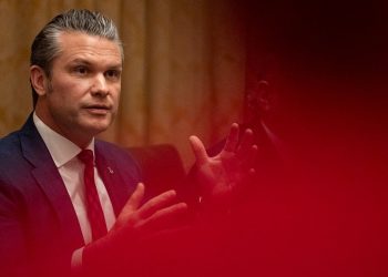 Los demócratas denuncian la hipocresía de Hegseth por las órdenes ilegales