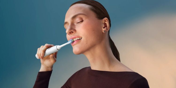 Desplome histórico en Amazon para ahorrar más de 300 euros en este pack de dos cepillos de gama alta Philips Sonicare