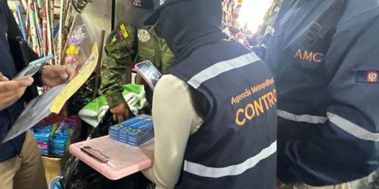 Más de 2 600 artículos pirotécnicos se decomisaron en El Tejar, en Quito