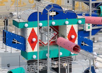 la instalación juguetona de una bola rodante mediante un estudio de arquitectura de dibujo transforma la plaza chengdu