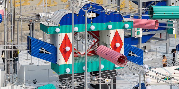 la instalación juguetona de una bola rodante mediante un estudio de arquitectura de dibujo transforma la plaza chengdu