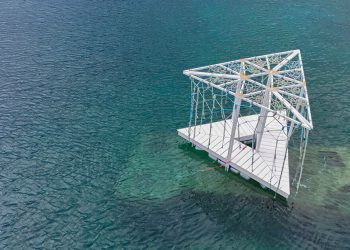 Un pabellón triangular de madera flota sobre galones de plástico reutilizados a lo largo de las costas de Croacia