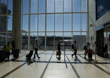 Los viajeros sin identificación real pronto enfrentarán una tarifa: lo que debe saber