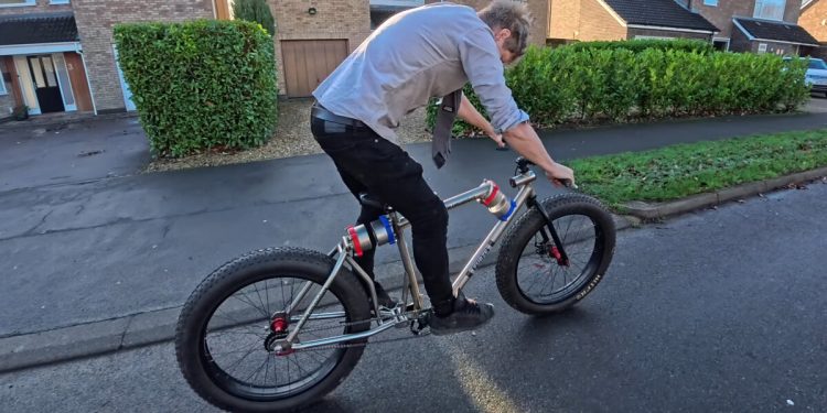 Una bicicleta reciclada puede rebotar hacia arriba y hacia abajo usando imanes