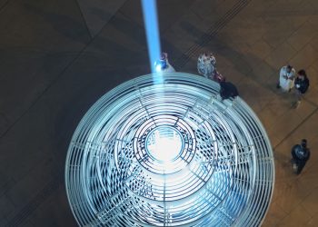 El monumento piramidal emite un haz de luz blanca que rastrea el cielo.