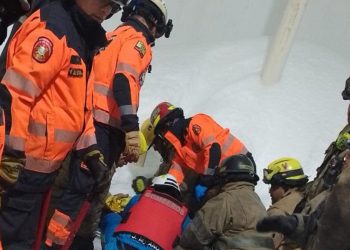 Bomberos de Guayaquil rescatan a una persona atrapada en una máquina industrial en Bastión Popular