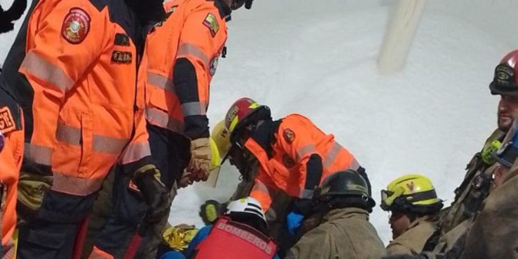 Bomberos de Guayaquil rescatan a una persona atrapada en una máquina industrial en Bastión Popular