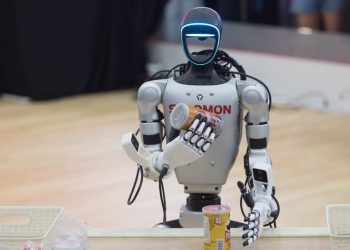 Algo está preocupando a los fabricantes de robots humanoides: los robots apestan