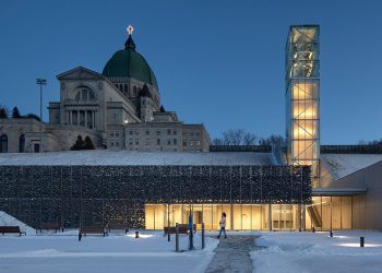 En Montreal, el pabellón del oratorio de San José brilla detrás de las fachadas de gaviones