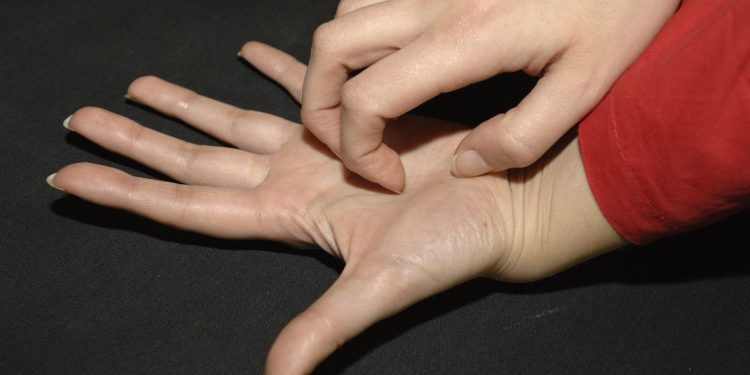 jóvenes y mayores, grupos de riesgo