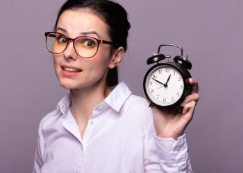 Le piège du temps: pourquoi 5 minutos antes de 20 minutos (notre cerveau nous trompe systématiquement)
