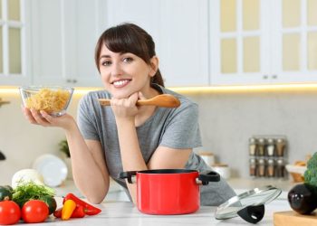 Estos 6 alimentos considerados peu sains, peuvent en réalité vous faire perdre du ventre, según los dietéticos