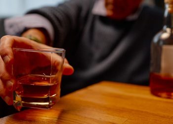 Alcohol y «zona gris», estos comportamientos que deben alertar según el Dr. Gérald Kierzek
