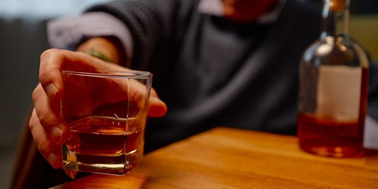 Alcohol y «zona gris», estos comportamientos que deben alertar según el Dr. Gérald Kierzek