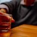 Alcohol y «zona gris», estos comportamientos que deben alertar según el Dr. Gérald Kierzek