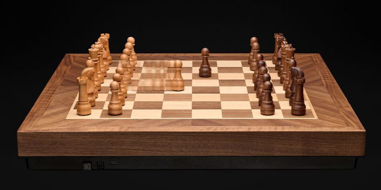 Phantom es el primer tablero de ajedrez robótico de madera maciza del mundo.