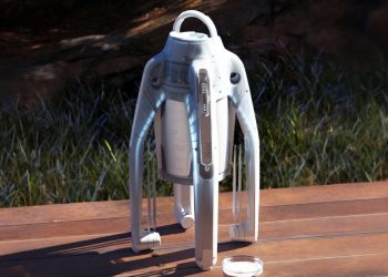 Un dron repartidor de cerveza deja caer las latas usando mini paracaídas