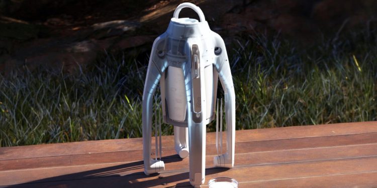 Un dron repartidor de cerveza deja caer las latas usando mini paracaídas