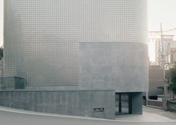 Stocker Lee envuelve Seúl MANMADE con bloques de hormigón y vidrio