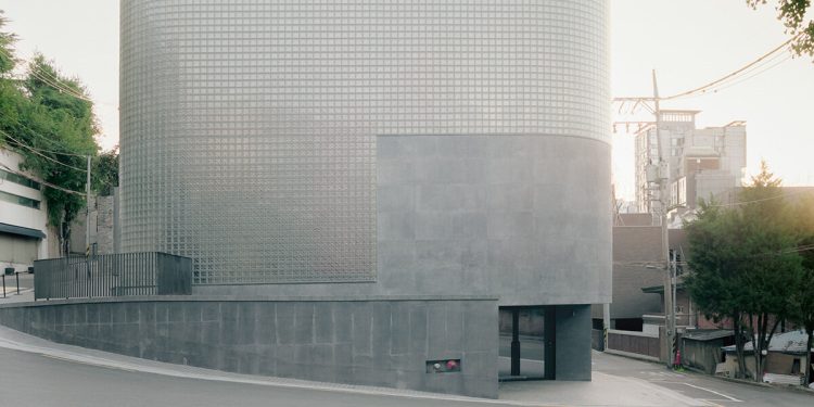 Stocker Lee envuelve Seúl MANMADE con bloques de hormigón y vidrio