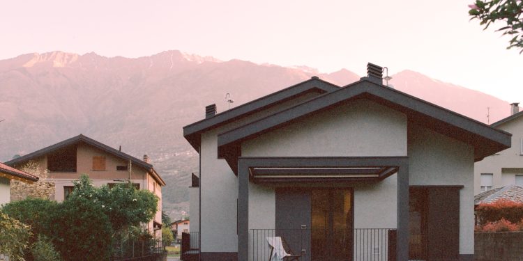 La Casa de la Raza Gris / Rinaldo Del Nero