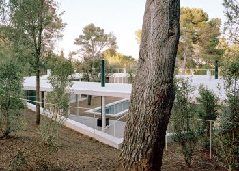 Techo flotante alberga la casa con patio de arquitectura-G en España
