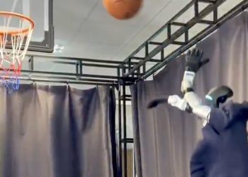 Este extraordinario robot humanoide juega al baloncesto como un profesional, de verdad