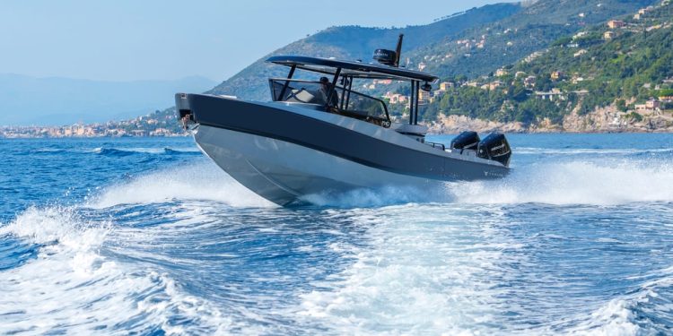 potencia militar y elegancia italiana en un barco de persecución de 55 nudos