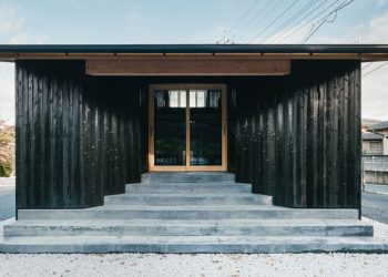 Una fachada de cedro carbonizado envuelve una sauna inspirada en un horno en Japón