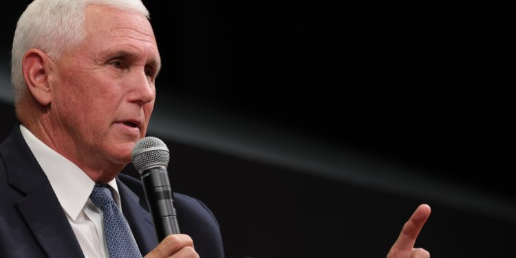 Heritage Foundation pierde altos funcionarios ante Mike Pence: NPR