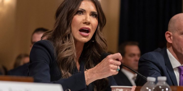 Trump suspende la lotería de tarjetas verdes de EE. UU. después de los tiroteos en la Universidad de Brown y el MIT: NPR