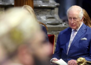 El rey Carlos dice que el diagnóstico temprano permite reducir su tratamiento contra el cáncer: NPR