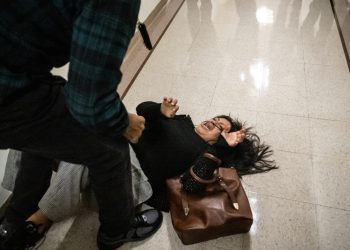 Agente de ICE puesto en licencia y luego reintegrado, a pesar de una revisión activa: NPR