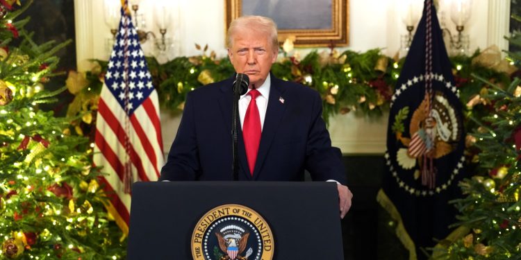 Trump defiende su historial mientras los votantes se preocupan por los costos: NPR