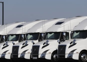 Miles de escuelas de camiones de EE. UU. podrían perder su acreditación: NPR